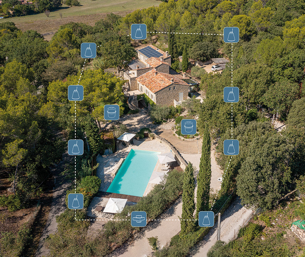 Vue aérienne installation anti-moustique Biogents sur propriété avec piscine et positionnement des pièges BG-Protector