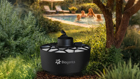 Piège anti-moustique Aero Trap Biogents dans un jardin avec piscine — comparatif 2026