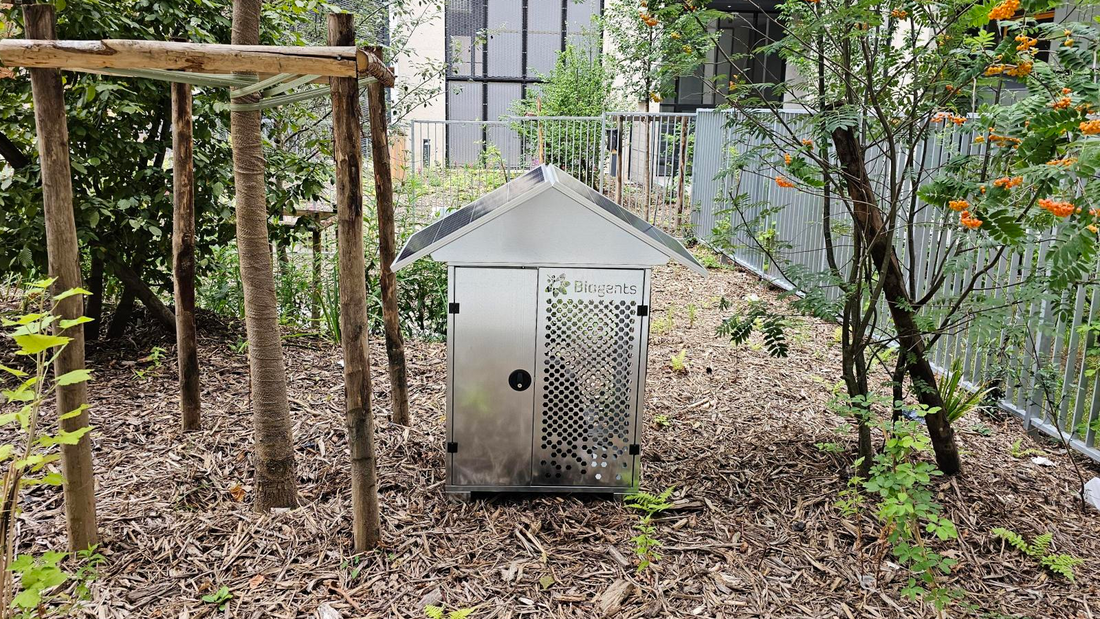 Urban Trap Biogents installé en zone urbaine Île-de-France — piège anti-moustique collectivités